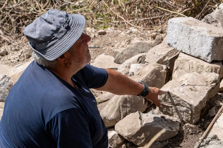 Reading a stone before setting it