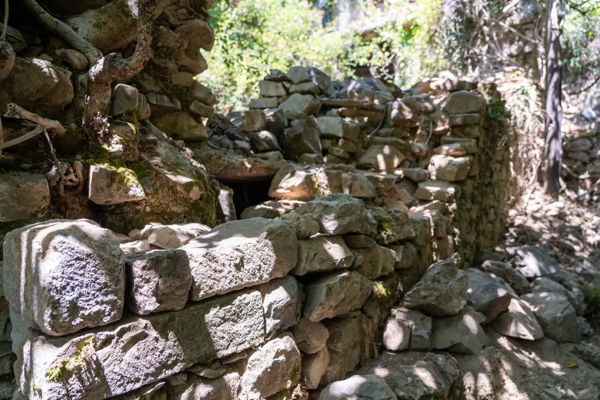 Drystone wall along the way to the mills